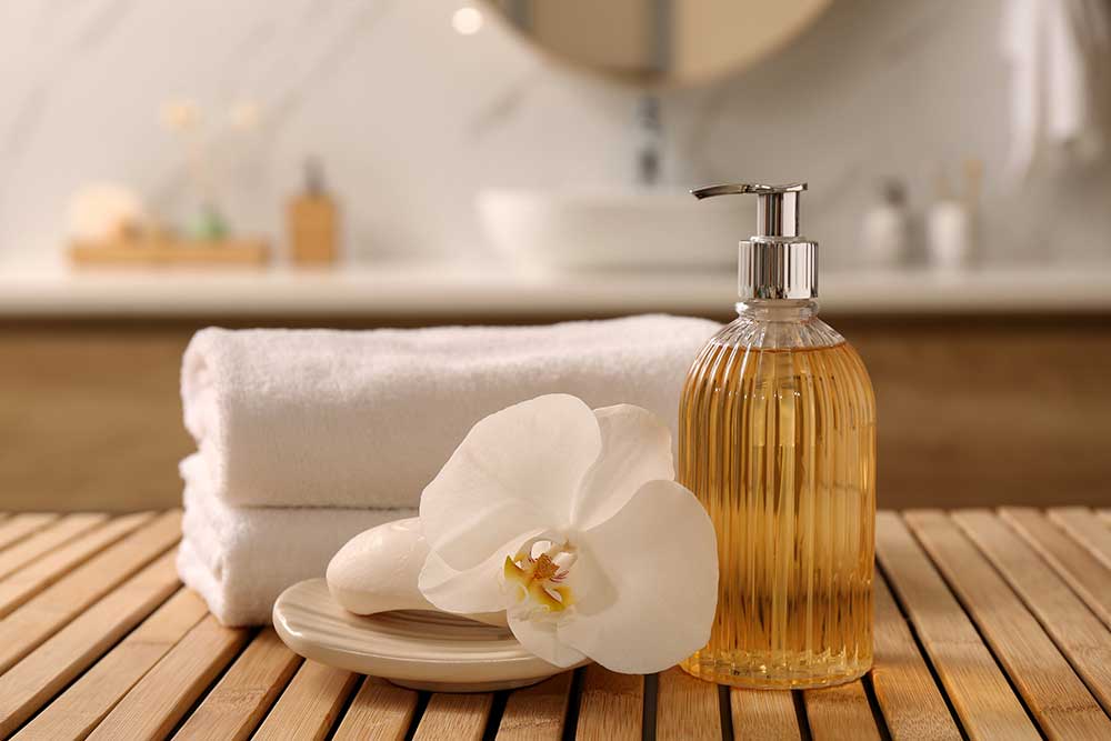 Composition with liquid soap in glass dispenser 